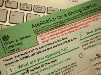 Czy mogę prowadzić mój samochód w UK na podstawie polskiego prawa jazdy po Brexicie?