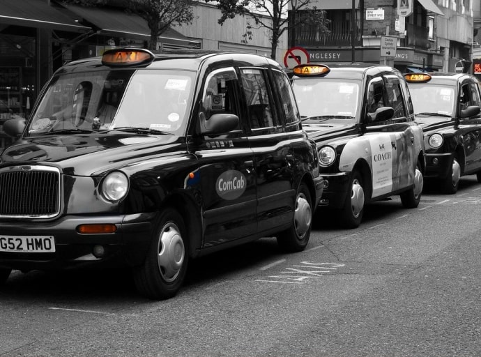 Brytyjscy taksówkarze i kierowcy zleceniowi mają instalować monitoring w pojazdach