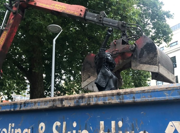 Władze Bristolu zdjęły samowolnie postawiony posąg demonstrantki z BLM