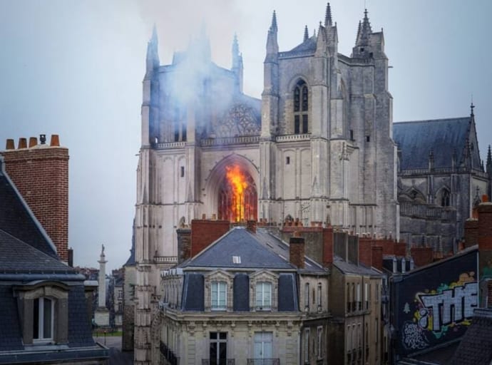 Rwandyjczyk oskarżony o podłożenie ognia w katedrze w Nantes w trzech miejscach