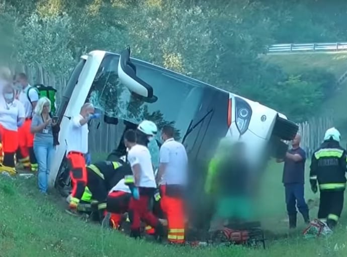 W wypadku polskiego autokaru na M5 zginęła 1 osoba, a 34 odniosło rany  