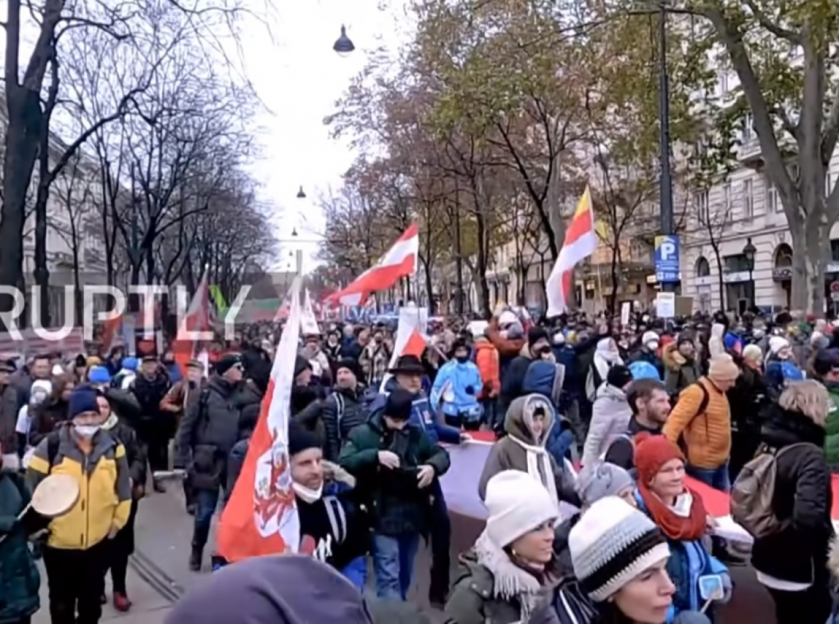Austria/ Ponad 40-tysięczny tłum przeciwników lockdownu przeszedł ulicami Wiednia
